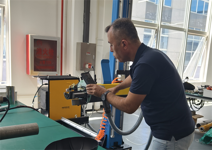 Клиент из Турции посетил и осмотрел продукцию для сварки труб с трубными решетками.