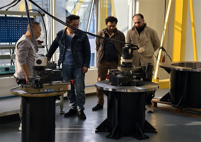 Заказчики из Азербайджана посетили NODHA для осмотра станка для обработки фланцев длиной 3 метра.