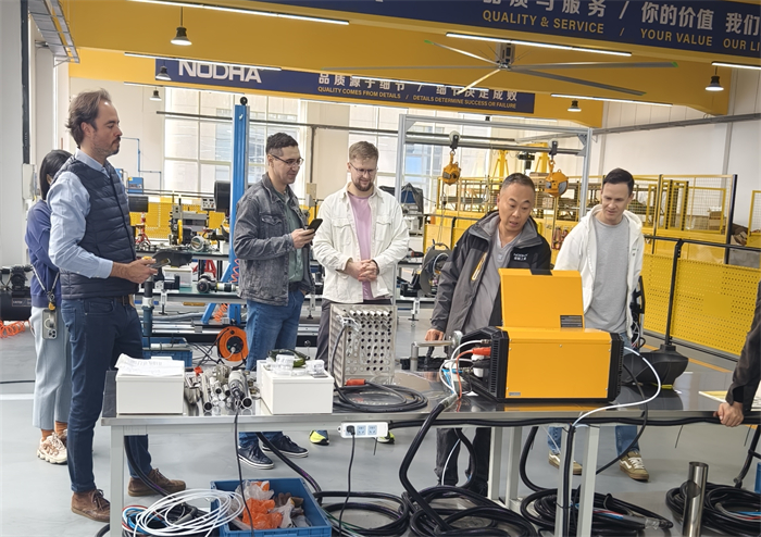 Клиенты из Мексики и России посещают страну одновременно.